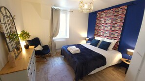 3 dormitorios, escritorio, tabla de planchar con plancha y cuna de viaje