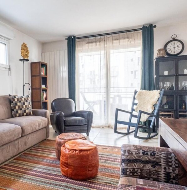 Smart-TV, Bücher, Arbeitsbereiche