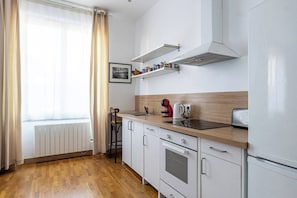 Fridge, microwave, oven, coffee/tea maker