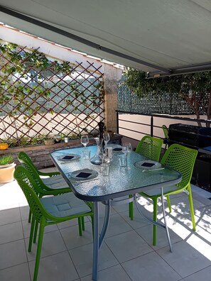 Outdoor dining - Loue Villa 3 Chambres 95 m2 et Jardin 350 m2 à 300 m de la Plage du Grau-du-roi (LE GRAU DU ROI)