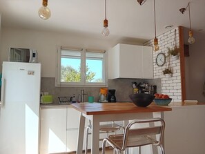 Réfrigérateur, micro-ondes, four, plaque de cuisson