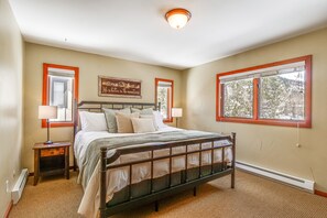 2 bedrooms, desk, travel cot, Internet - Downtown Frisco Townhome ~ 1 Mi to Lake Dillon! (Frisco)