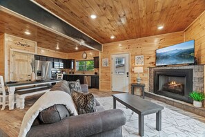 Télévision, cheminée, baby-foot