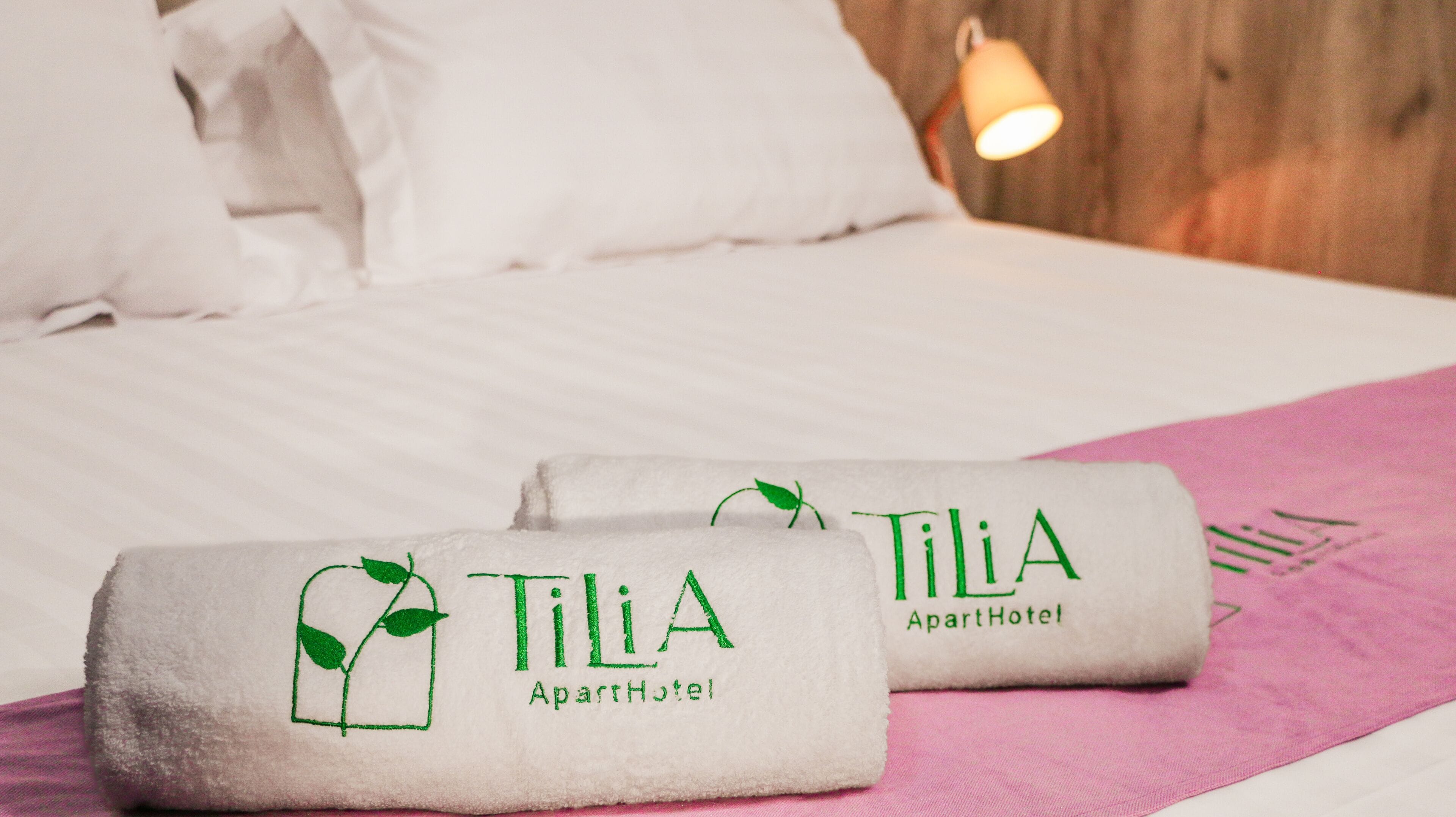 Ropa de cama de alta calidad y colchones con acolchado adicional