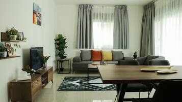 Apartamento premium, 3 quartos, para não fumantes, cozinha | Área de estar | Smart TV 40 polegadas com canais via satélite, impressoras