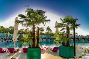 Innendørsbasseng og sesongbasert utendørsbasseng