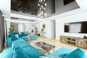 En 65-tommers smart-TV med kabel-kanaler samt oppvarmet gulv