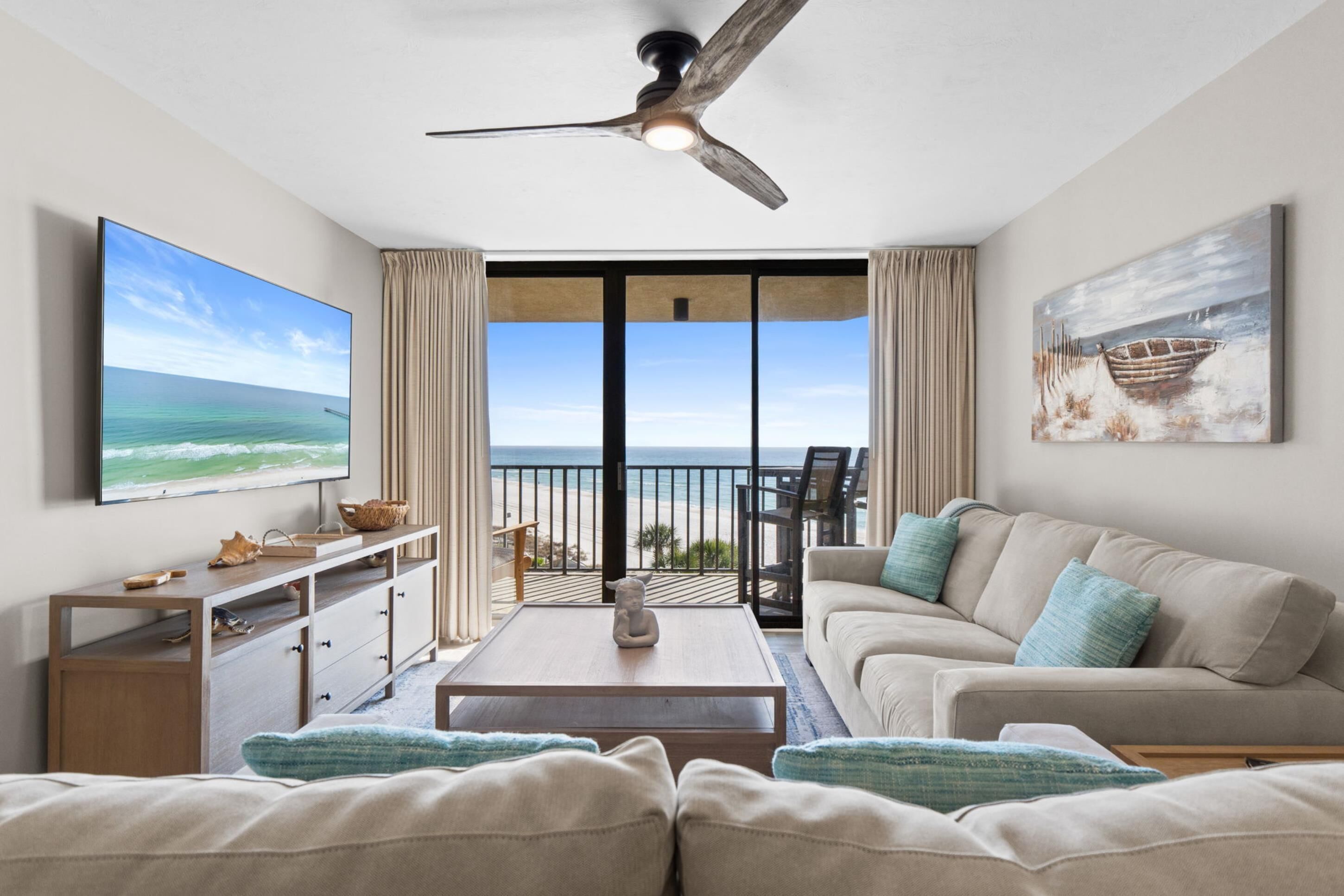 Leilighet, 2 soverom, havutsikt (513C) | Oppholdsområde | En 55-tommers smart-TV med digitale kanaler samt Netflix og Hulu