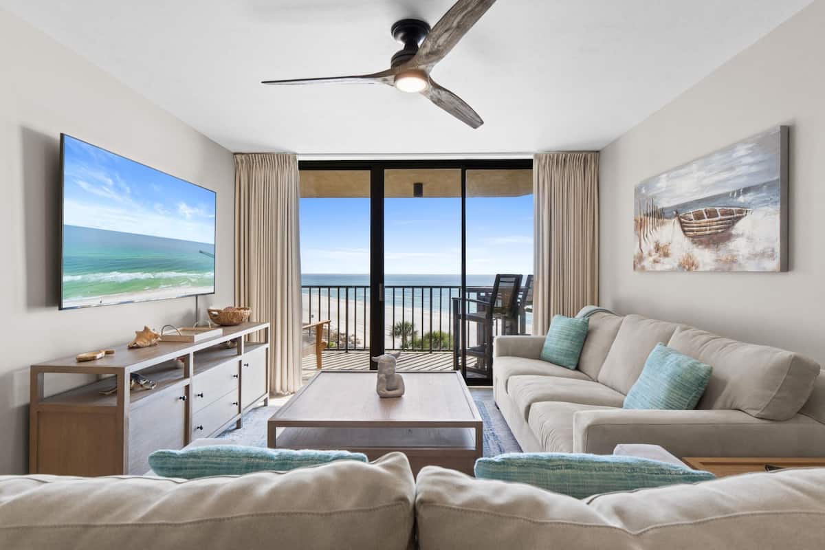 Leilighet, 2 soverom, havutsikt (513C) | Oppholdsområde | En 55-tommers smart-TV med digitale kanaler samt Netflix og Hulu