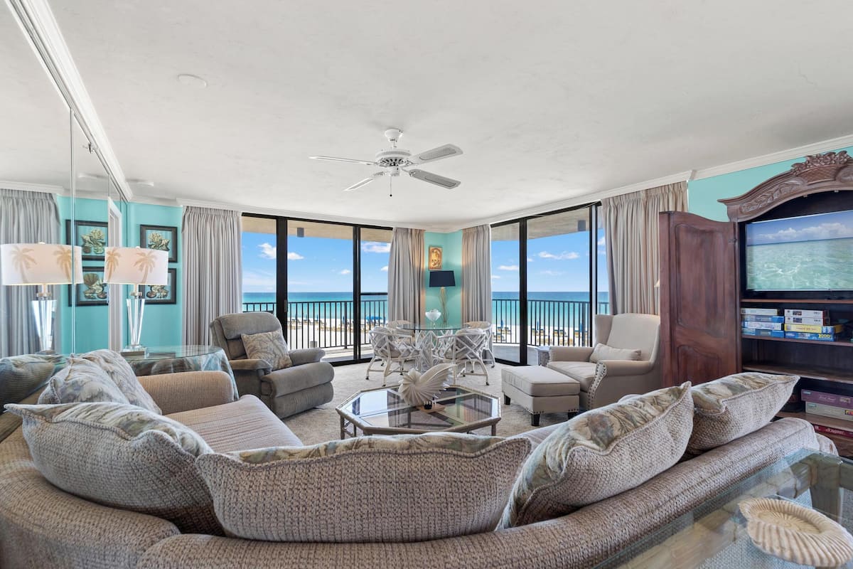 Appart'hôtel | Coin séjour | TV connectée de 55 pouces avec chaînes numériques, Netflix, Hulu