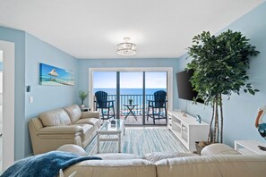 Leilighet, 2 soverom, havutsikt (701A) | Oppholdsområde | En 55-tommers smart-TV med digitale kanaler samt Netflix og Hulu