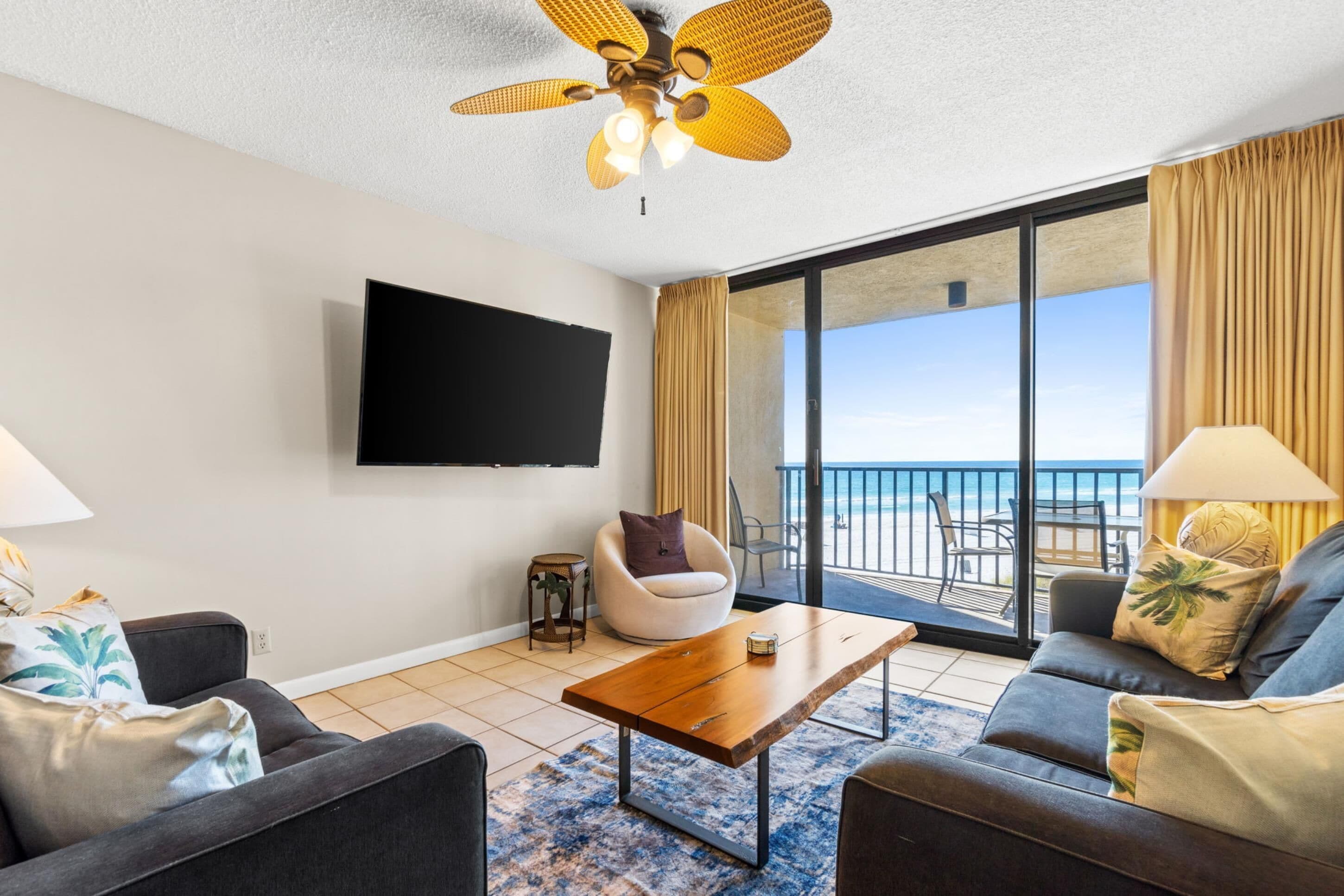 Condo, 2 habitaciones, vista al océano (307B) | Área de sala de estar | Smart TV de 55 pulgadas con canales digitales, Netflix y Hulu 