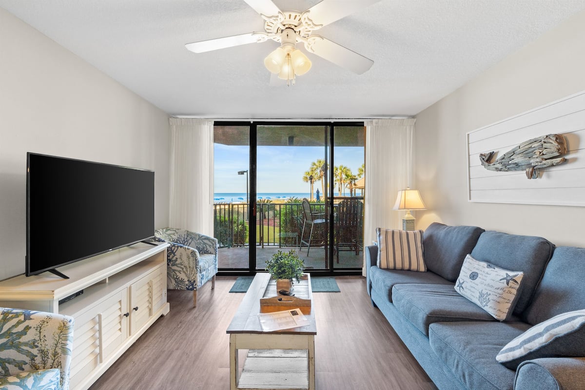 Appartement, 2 slaapkamers, uitzicht op oceaan (107B) | Woonruimte | Een 55-inch smart-tv met digitale zenders, Netflix en Hulu