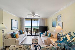 Leilighet, 2 soverom, havutsikt (413C) | Oppholdsområde | En 55-tommers smart-TV med digitale kanaler samt Netflix og Hulu