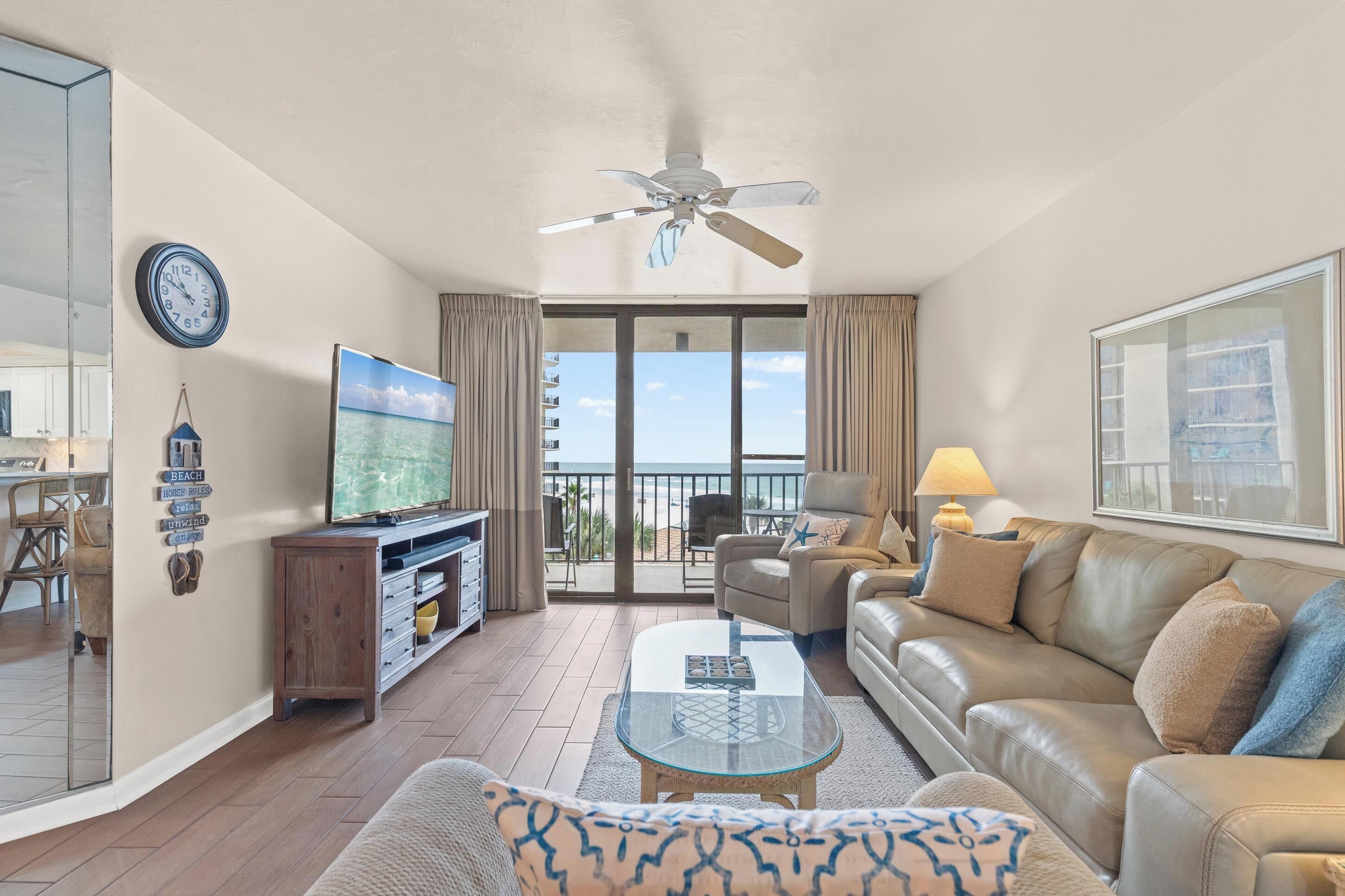 Condo, 2 habitaciones, vista al océano (412C) | Área de sala de estar | Smart TV de 55 pulgadas con canales digitales, Netflix y Hulu 