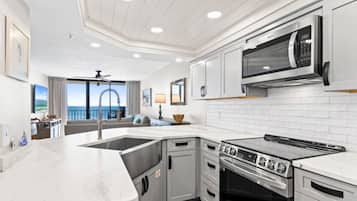 Condo, 2 habitaciones, vista al océano (513C) | Cocina privada | Refrigerador con congelador, microondas, horno y parrilla de estufa