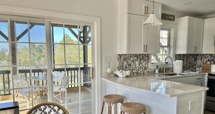 The Oceans Oyster-Hot tub, 5 min to beach, Pets, Sleeps 10 , Sound Views!!