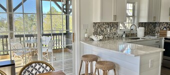 The Oceans Oyster-Hot tub, 5 min to beach, Pets, Sleeps 10 , Sound Views!!