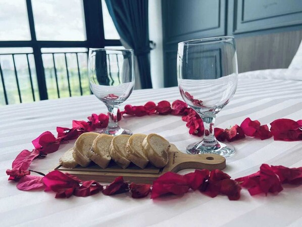 Desk, free WiFi, bed sheets - Serenity Suites d'Angkor (Siem Reap)