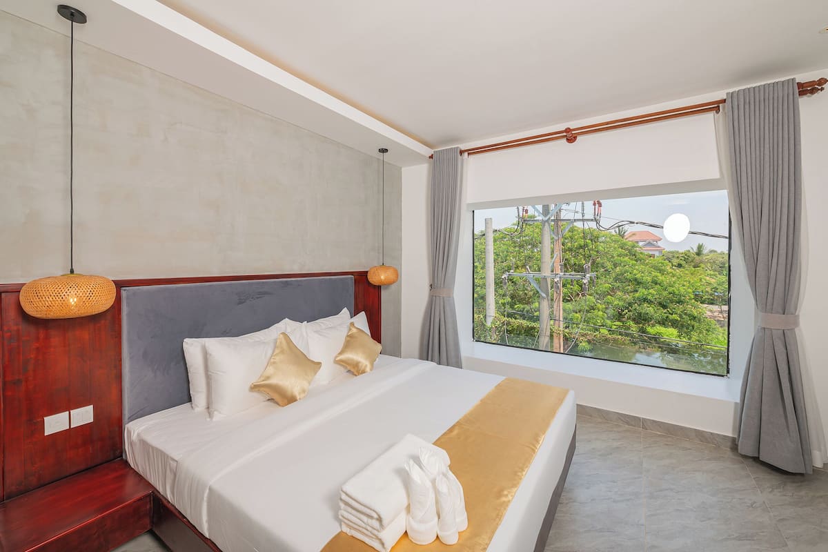 Habitación Deluxe doble, vistas a la piscina | Escritorio, wifi gratis, ropa de cama