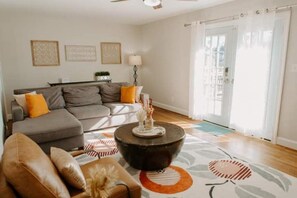 Smart TV, lareira, pebolim, mesa de pingue-pongue