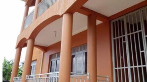 Un immeuble à plusieurs étages doté de balcons, de garde-corps et de fenêtres.