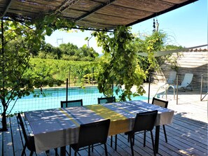 Outdoor dining - Superbe mas Avec Piscine en Pierre au Milieu des Vignes Dans Domaine Viticole (Bagnols sur ceze)