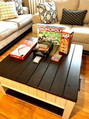 Game room - 4 Bed 3 bath clean , spacious all brick home , welcome families and work groups (Winchester)