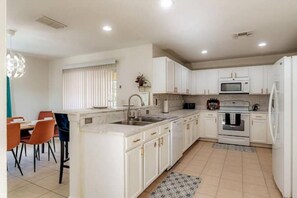 Microondas, horno, placa de cocina, lavavajillas