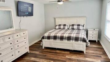 4 slaapkamers, een bureau, een strijkplank/strijkijzer, gratis wifi