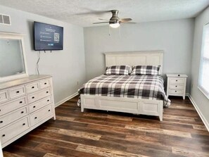 4 室のベッドルーム、デスク、アイロン / アイロン台、WiFi (無料)