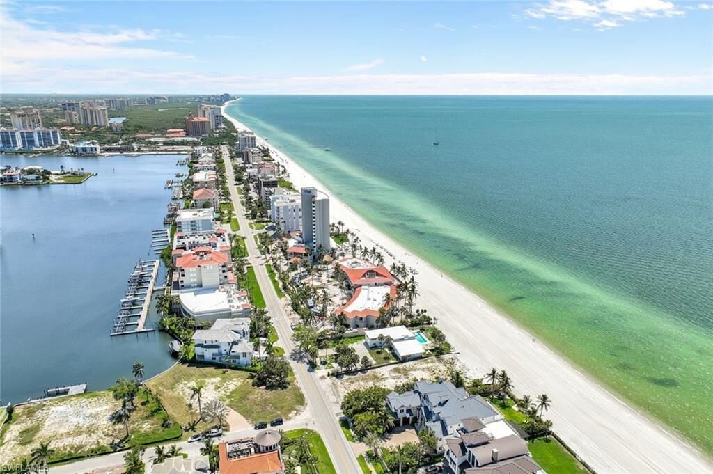 Plage à proximité, chaises longues, serviettes de plage
