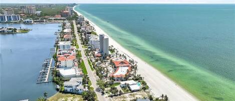 Playa en los alrededores, camastros y toallas de playa
