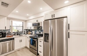 ثلاجة، ميكروويف، فرن، موقد طهي مسطح