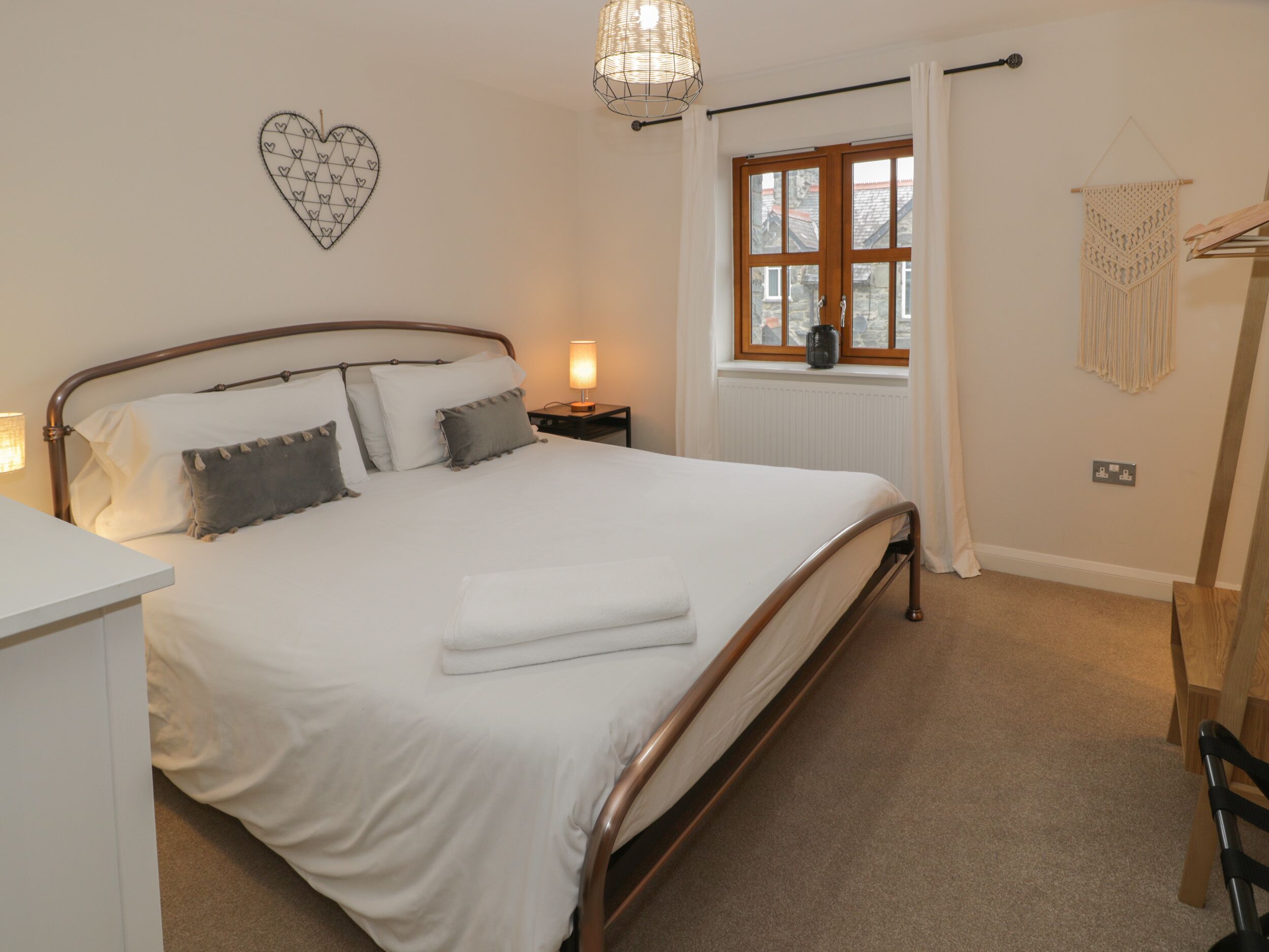 4 bedrooms, individually decorated, individually furnished, free WiFi