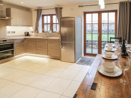 Refrigerador, lavavajillas, tetera/pava eléctrica, tostadora