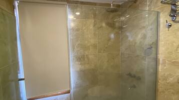 Hiustenkuivaaja, pyyhkeet, saippua, vessapaperi