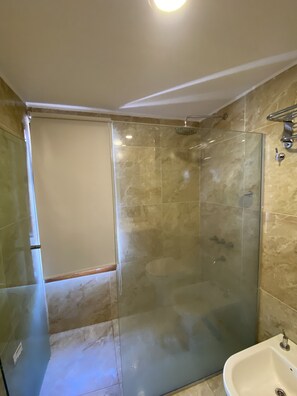 Haartrockner, Handtücher, Seife, Toilettenpapier