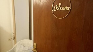 Uma porta de madeira com uma placa de "Welcome".