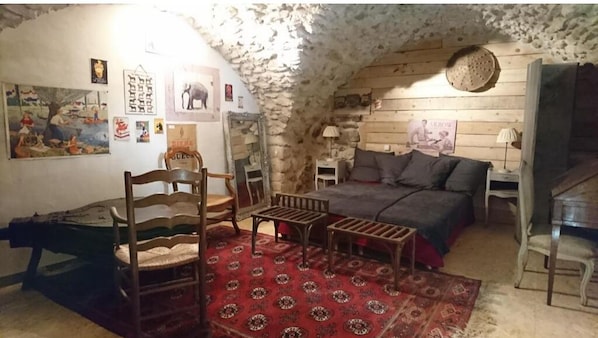 3 chambres, bureau, chambres insonorisées, fer et planche à repasser