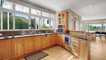 Jääkaappi, mikroaaltouuni, uuni, liesi