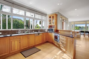 Fridge, microwave, oven, stovetop - Grande Vista 5Br Manor with Pool & Mt Eden Views (Auckland Central Suburbs)