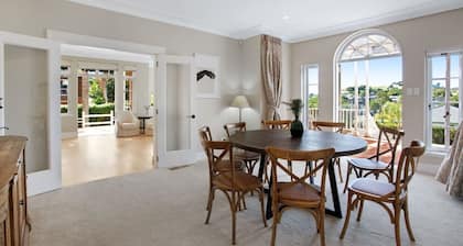 Grande Vista 5Br Manor with Pool & Mt Eden Views