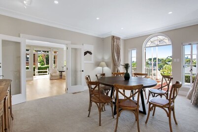 Grande Vista 5Br Manor with Pool & Mt Eden Views