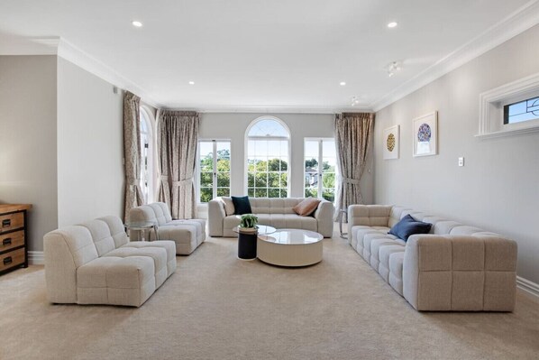TV - Grande Vista 5Br Manor with Pool & Mt Eden Views (Auckland Central Suburbs)