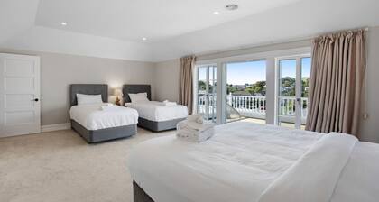 Grande Vista 5Br Manor with Pool & Mt Eden Views
