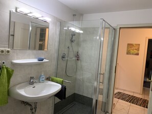 Doccia, asciugacapelli, asciugamani, sapone