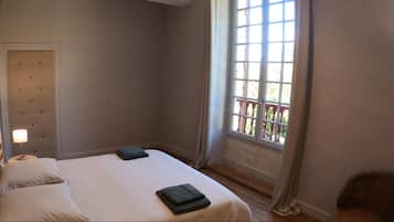 2 bedrooms, iron/ironing board, travel cot, free WiFi