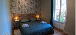 2 habitaciones, tabla de planchar con plancha y cuna de viaje 