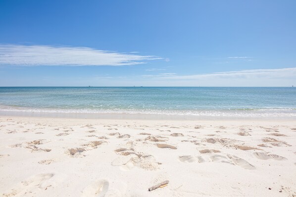 Plage, chaises longues, serviettes de plage